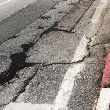Atatürk Bulvarı’nda Yıllardır Çözülmeyen Bozuk Yol Ve Güvenlik Riski