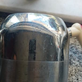 Stop Kireç Temizleyicinin Çaydanlıkta Oluşturduğu Kararma Ve Lekeler