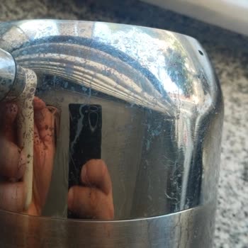 Stop Kireç Temizleyicinin Çaydanlıkta Oluşturduğu Kararma Ve Lekeler