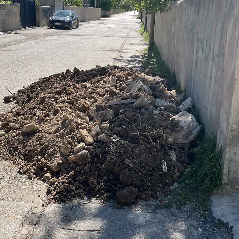 Van Tuşba Belediyesi Hafriyat Temizliğini Reddetti, Kapı Ve Sokak Engellendi