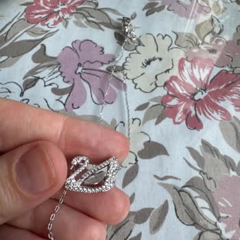 Swarovski Kuğu Kolyesinde Kısa Sürede Matlaşan Ve Sallanan Taş