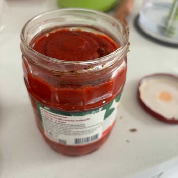 İzmir Alaybey Migros Tat Biber Salçasında Kurt Bulundu: Açılmamış Ürün Sağlık Tehdidi