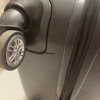 Ajet Hava Yolları'ndan Kırık Valiz Ve Yetersiz Şikayet Cevabı