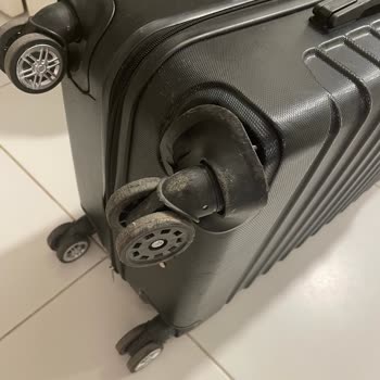 Ajet Hava Yolları'ndan Kırık Valiz Ve Yetersiz Şikayet Cevabı