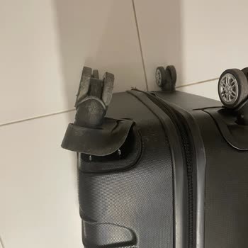 Ajet Hava Yolları'ndan Kırık Valiz Ve Yetersiz Şikayet Cevabı