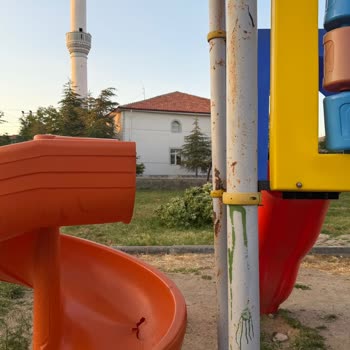 Emek Mahallesi Çocuk Parkı Güvenlik Ve Hijyen Sorunları İçin Acil Yenileme Talebi