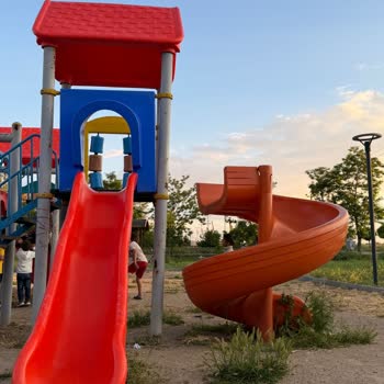Emek Mahallesi Çocuk Parkı Güvenlik Ve Hijyen Sorunları İçin Acil Yenileme Talebi