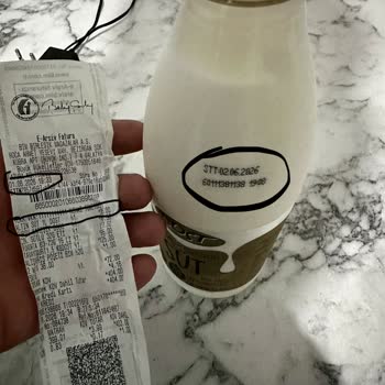 Kasiyerin Son Tarihi Yakın Süt Önerisi Müşteri Güvenini Sarsıyor
