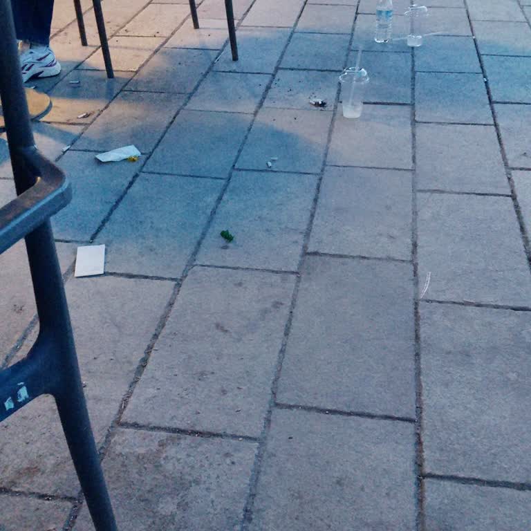 Zafer Plaza BURULAŞ B Kafe’de Temizlik Ve Masalar Düzenlenmedi