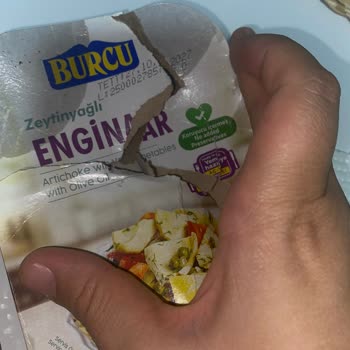Burcu Zeytinyağlı Enginar Konservesinde Bozulmuş Koku, Ekşi Tat Ve Yağlı Ambalaj
