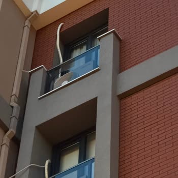Yetkili Servis Hatası: Klima Montajı Kuralsız Ve Açıkta Bırakıldı