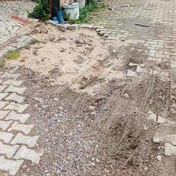 Köseköy Mahallesinde Kazı Sonrası Yol Çamur Dolu Ve Çukurlu, Araçlara Zarar Veriyor