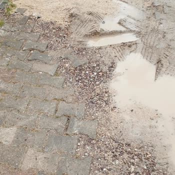 Köseköy Mahallesinde Kazı Sonrası Yol Çamur Dolu Ve Çukurlu, Araçlara Zarar Veriyor