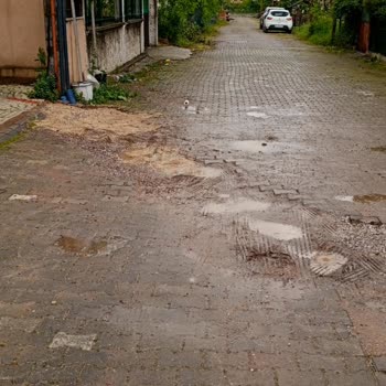 Köseköy Mahallesinde Kazı Sonrası Yol Çamur Dolu Ve Çukurlu, Araçlara Zarar Veriyor