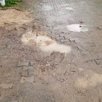Köseköy Mahallesinde Kazı Sonrası Yol Çamur Dolu Ve Çukurlu, Araçlara Zarar Veriyor