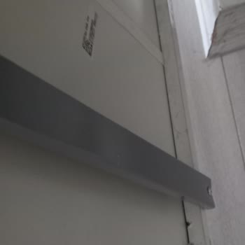 İstikbal Rustik Takımında Vitrin Yok, Dolap Kırık Ve Çözüm Bekleniyor