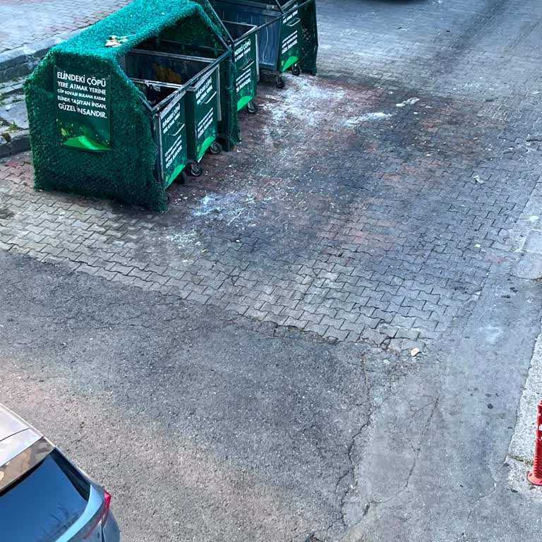 Oruç Sokak Girişindeki Çöp Konteynerleri Kötü Koku Ve Görüntü Kirliliği Oluşturuyor