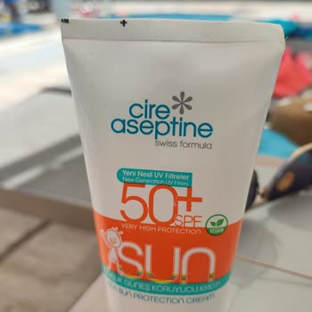 Aseptine 50 SPF Kremi Suda Anında Akıyor Ve Koruma Sağlamıyor