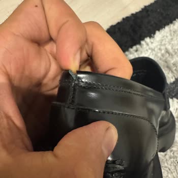 Ayakkabı İlk Günde Topuktan Yırtıldı, 5.200 TL'lik Fiyat Tartışmalı