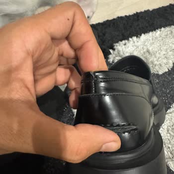 Ayakkabı İlk Günde Topuktan Yırtıldı, 5.200 TL'lik Fiyat Tartışmalı