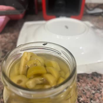 Fora Zeytin Kavanozunda Böcek Görüldü Sağlık Ve Hijyen Endişesi