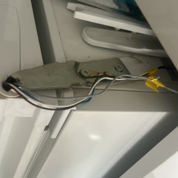 Bosch Buzdolabı Kapak Menteşesi Kırıldı, Servis 10.000 TL Fahiş Tamir Ücreti Talep Ediyor