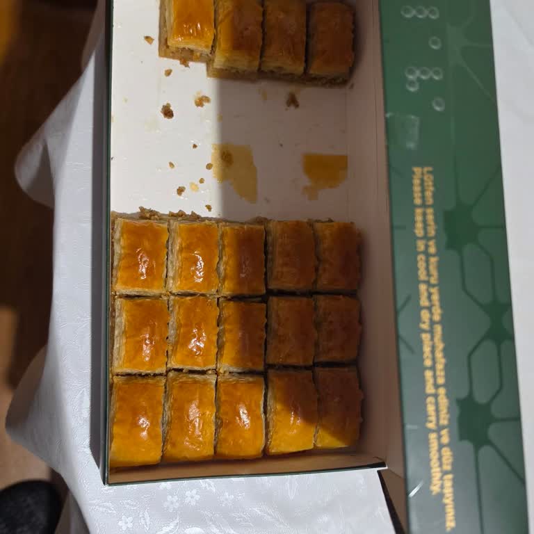 Karaköy Güllüoğlu’ndan Bayat Ve Kuru Baklava Şikayeti
