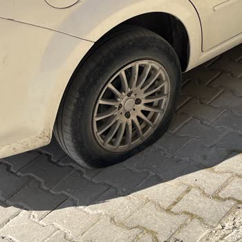 Başkent EDAŞ Panosu Yol Kenarında Lastiğimi Yırtarak Güvenliğimi Tehlikeye Attı