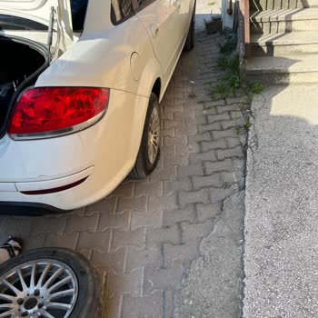 Başkent EDAŞ Panosu Yol Kenarında Lastiğimi Yırtarak Güvenliğimi Tehlikeye Attı