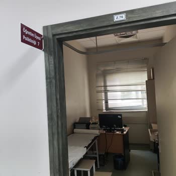 Poliklinik 7'de Doktor Gelmediği İçin Saatlerce Bekletilmek