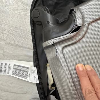 Ajet Uçuşunda Valizim Kırıldı, Havalimanı Rapor Şartı Mağduriyetimi Derinleştirdi