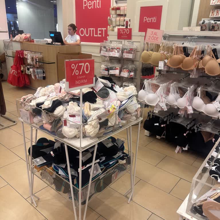 Müşterisiz Ve Dağınık Outlet Mağazasında İlgisiz Tek Personel