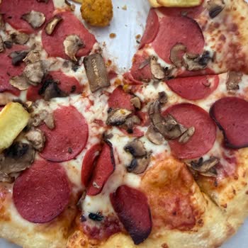 Domino’s Karataş Şubesinde Pizza İçinde Sinek Bulunması