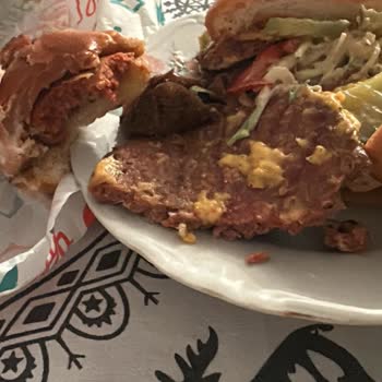 Yemeksepeti'nde Çiğ Hamburger Ve Kötü Kokulu Sosisli İçin Yarım İade