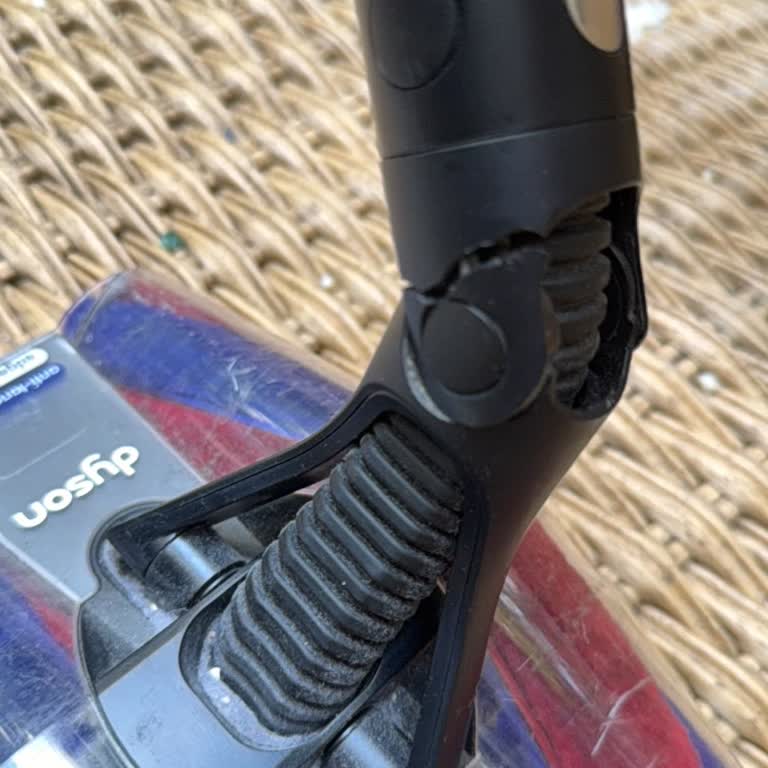 Dyson Pencilvac Başlık Parçası Kısa Sürede Çatladı, Garanti Değişimi Ücretsiz Olmalı