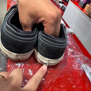 Vans Ayakkabılarda Kısa Sürede Topuk Deformasyonu Ve Dış Yüzey Tüylenmesi