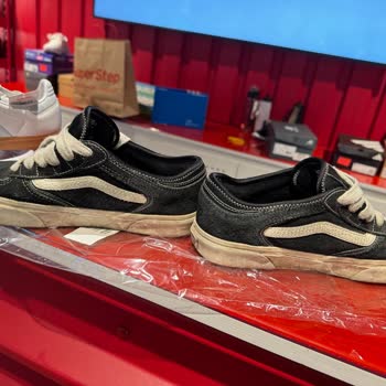 Vans Ayakkabılarda Kısa Sürede Topuk Deformasyonu Ve Dış Yüzey Tüylenmesi
