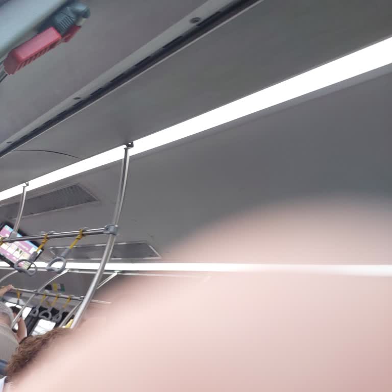 Klima Çalışmayan Metrobüste Aşırı Sıcak Ve Havasız Yolculuk