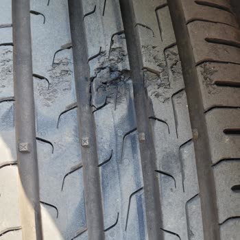 Sıfır Araçta 280 Kilometrede Çoklu Lastik Diş Atması Ve Çözüm Talebi