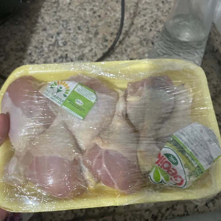 Bozuk Tavuk Ürünü Ve Kötü Koku Çözülmedi