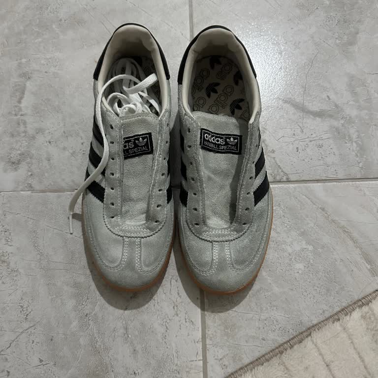 5.999 TL'lik Adidas Ayakkabım Mağaza Personelinin Yanlış Temizleme Tavsiyesiyle Mahvoldu