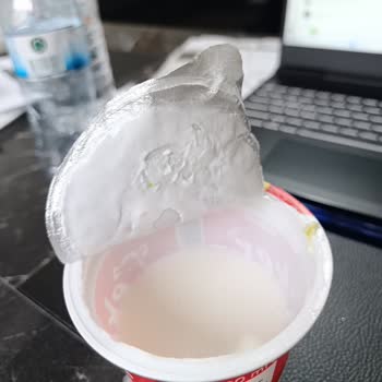 Eker Ayranında Kapakta Sarı Kalıntılar Ve Zehir Gibi Acı Tat