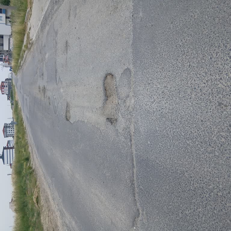 Tekirdağ Kapaklı Belediyesi Tüm Yollarda Uzun Süredir Ciddi Çukurlar Ve Bozulmalar Bulunmakta