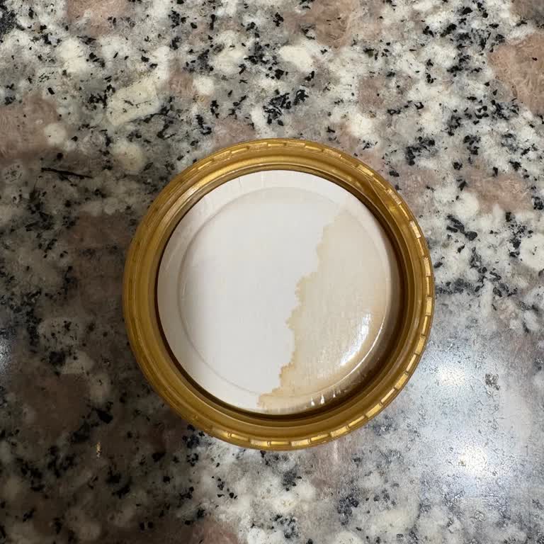Exijo Reembolso por Botella de Chivas Regal con Moho y Defecto