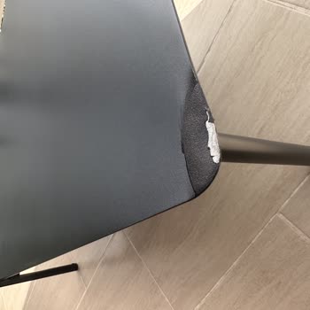 Kırık Masa Kenarı Ve Müşteri Hizmetleri İletişim Sorunu