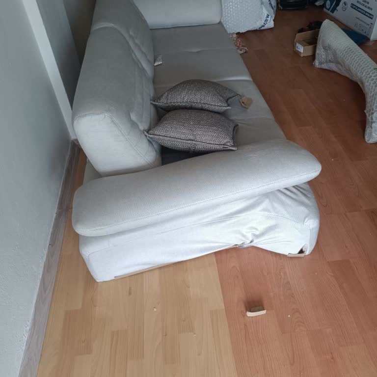 Kırık Üçlü Koltuk Ve Eksik Yan Sehpa İçin Acil Çözüm Talebi