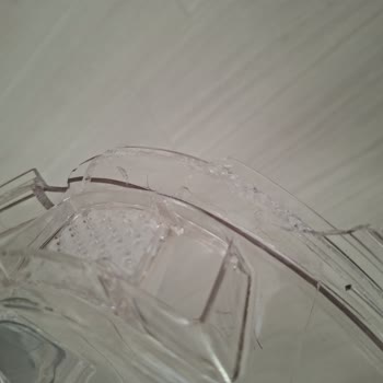 Hoover Kurutma Makinesinin Su Haznesi Kapağı Açınca Kırıldı, Ücretsiz Değişim Talebi