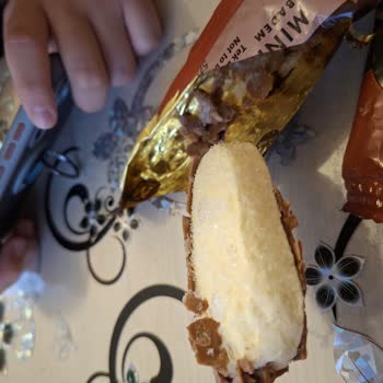 B*** K********** Magnum Dondurmasında Çikolata Parçalanması Ve Sulu Yapı Şikâyeti