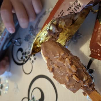 B*** K********** Magnum Dondurmasında Çikolata Parçalanması Ve Sulu Yapı Şikâyeti