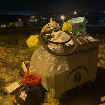 Arnavutköy Karaburun Mahallesinde Çöp Kutularının Boşaltılmaması